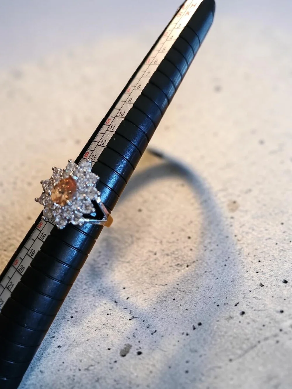 Sassified Boutique Nwt Peach Center Stone Halo Cluster Ring in Silver